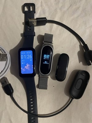 HUAWEI Band 8 (wie neu) + Xiaomi Mi Band 3 + defektes Xiaomi Mi Band (Geschenk)