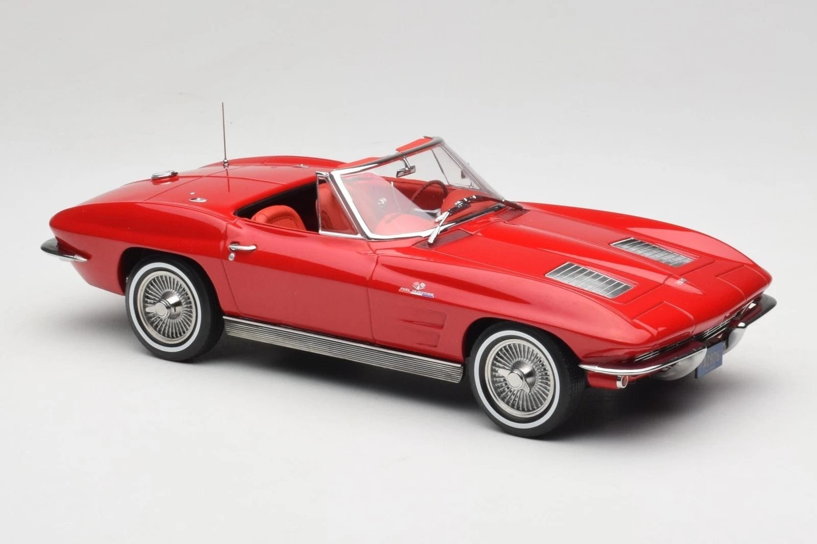 Norev Chevrolet Corvette Stingray Cabriolet 1963 1:18 189056