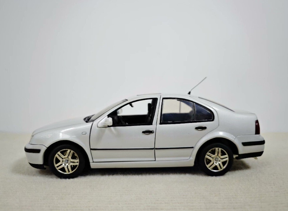 1/18 Volkswagen Bora / Jetta China 2001 FAW VW Dealer