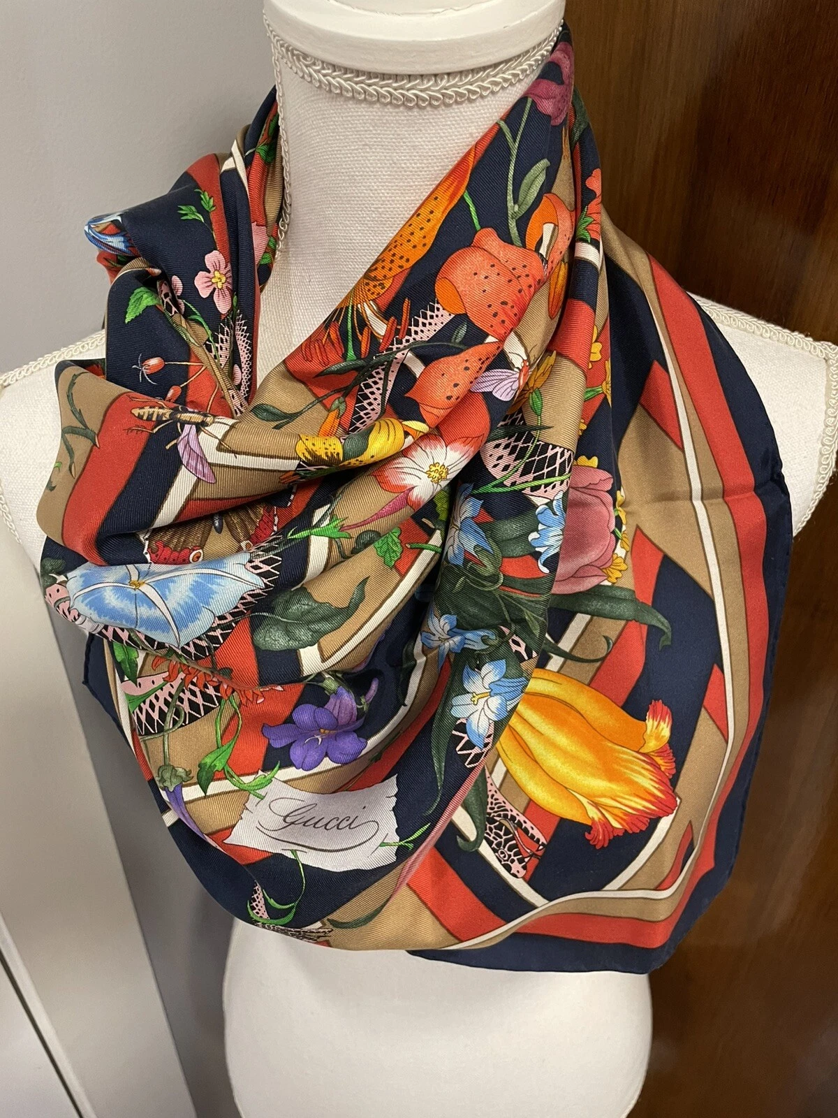 Foulard Gucci soie flore neuf sans étiquette