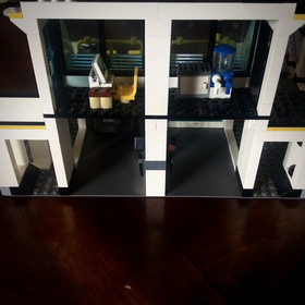 LEGO CITY: Police Headquarters (7744) W/INSTRUCTIONAL MANUAL 100% COMPLETE