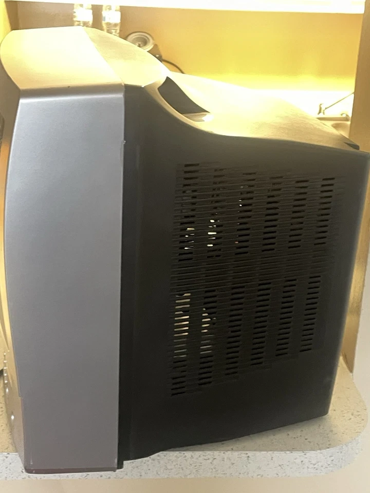 Vintage Toshiba MV13P3 13" CRT TV VCR Combo, VHS Player, No Remote, Retro Gaming - Image 2 of 4