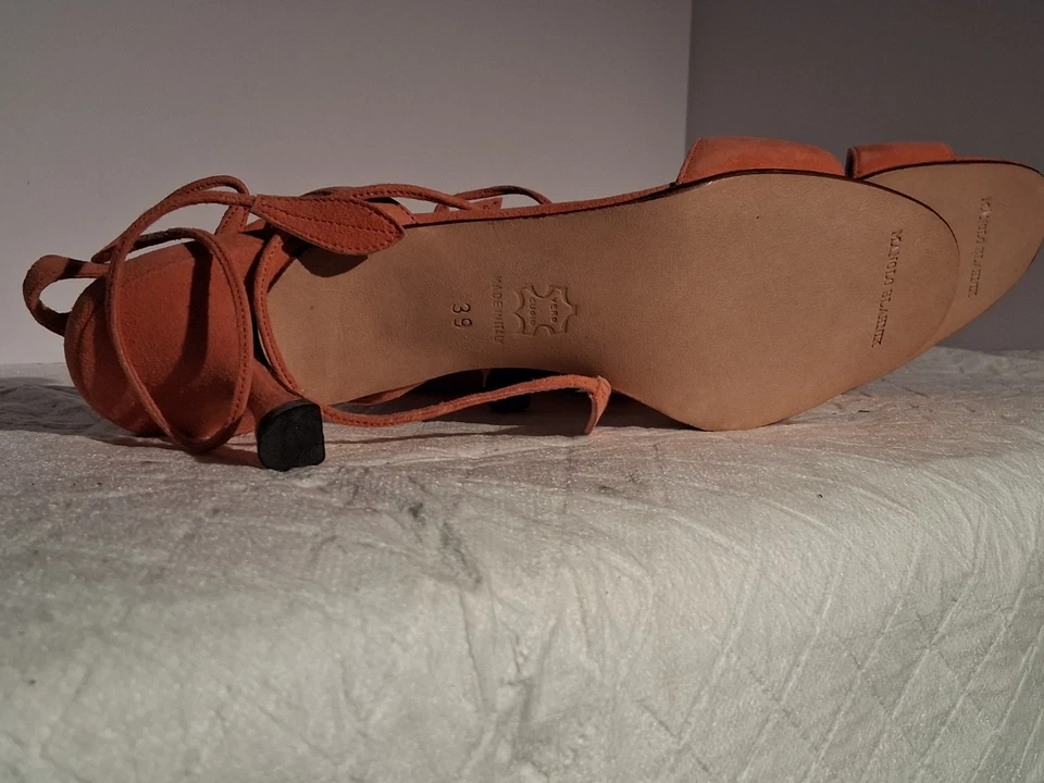 Manolo Blahnik 39 Coral gatito cura. Nunca usado. Precio original $515,00 Foto 3 de 4