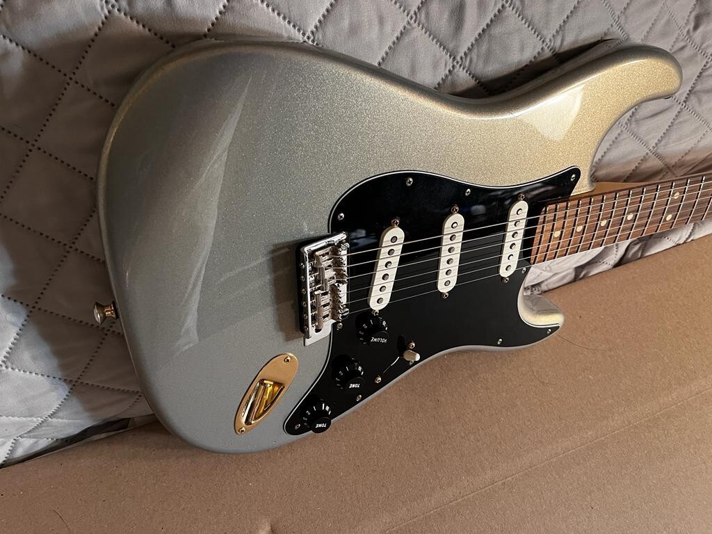 Fender Player Stratocaster with Pau Ferro Fretboard Silver