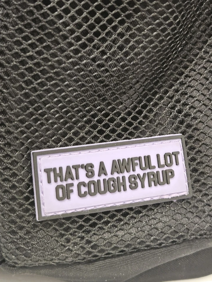 Horrible Lote de Jarabe para la Tos x Cartera MusoKuso con Soporte para Bebidas Negro y Púrpura Foto 4 de 4