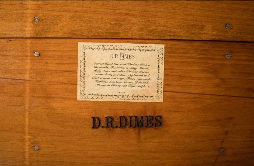 Aparador estilo D. R. Dimes Hepplewhite en arce cerezo y ojo de pájaro figurado Foto 2 de 4