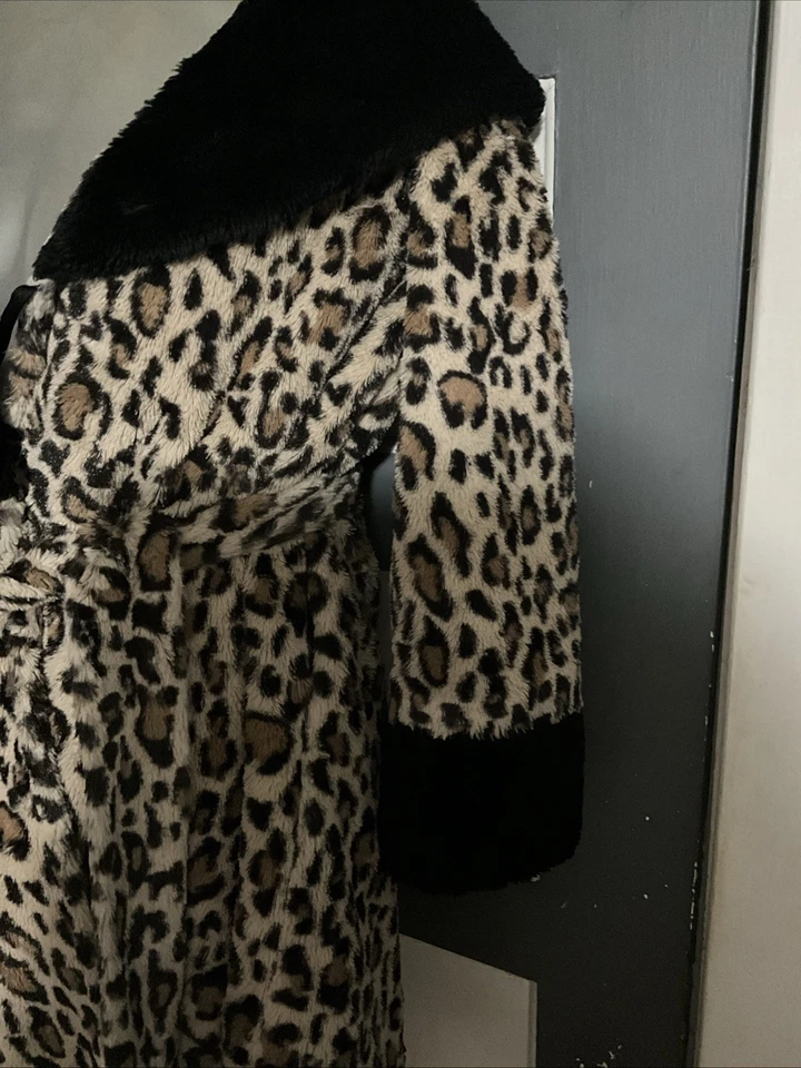 Bata/abrigo Besty Johnson de leopardo Foto 4 de 4