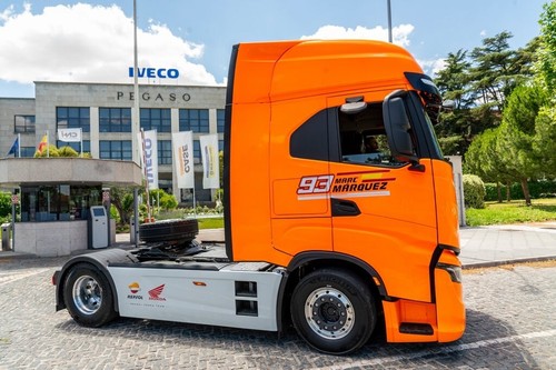 Camion cabina IVECO S-WAY S510 / Repsol Honda Team / #93 Marc Marquez (1/43) - Imagen 12 de 16