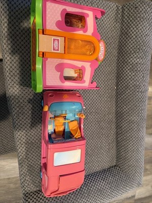 Polly Pocket 2004 Magnetic Quick Click Boutique Fashion Show Runway  And Car Lot