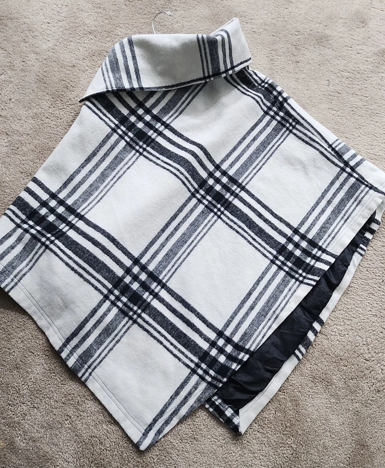 Mantón con cuello de capa forrado Rue 21 Foto 4 de 4