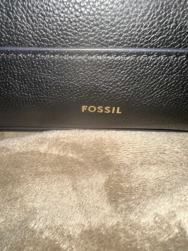Nuevo con etiquetas Bolso de Mano Fossil Kyler de Cuero Negro Se vende por $250 Foto 2 de 4