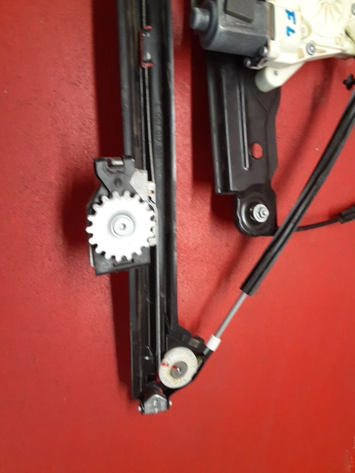 2010-2017 BMW 535i GT Window Regulator W/ Motor Assembly Front Left 51337197919 - Image 3 of 4