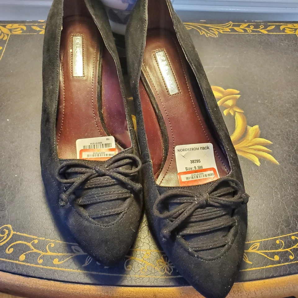 BCBGeneration Black Suede Wedge Size 9.5 Bow Top Design Detail Pointed Toe - Image 2 of 4