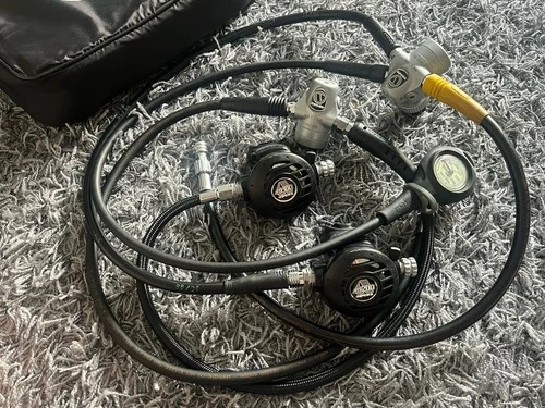 Apeks 200 Atemregler (2x 1. Stufe, 2x 2. Stufe) und Finimeter