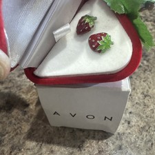 AVON VINTAGE STRAWBERRIES PIERCED EARRINGS CUTE NR