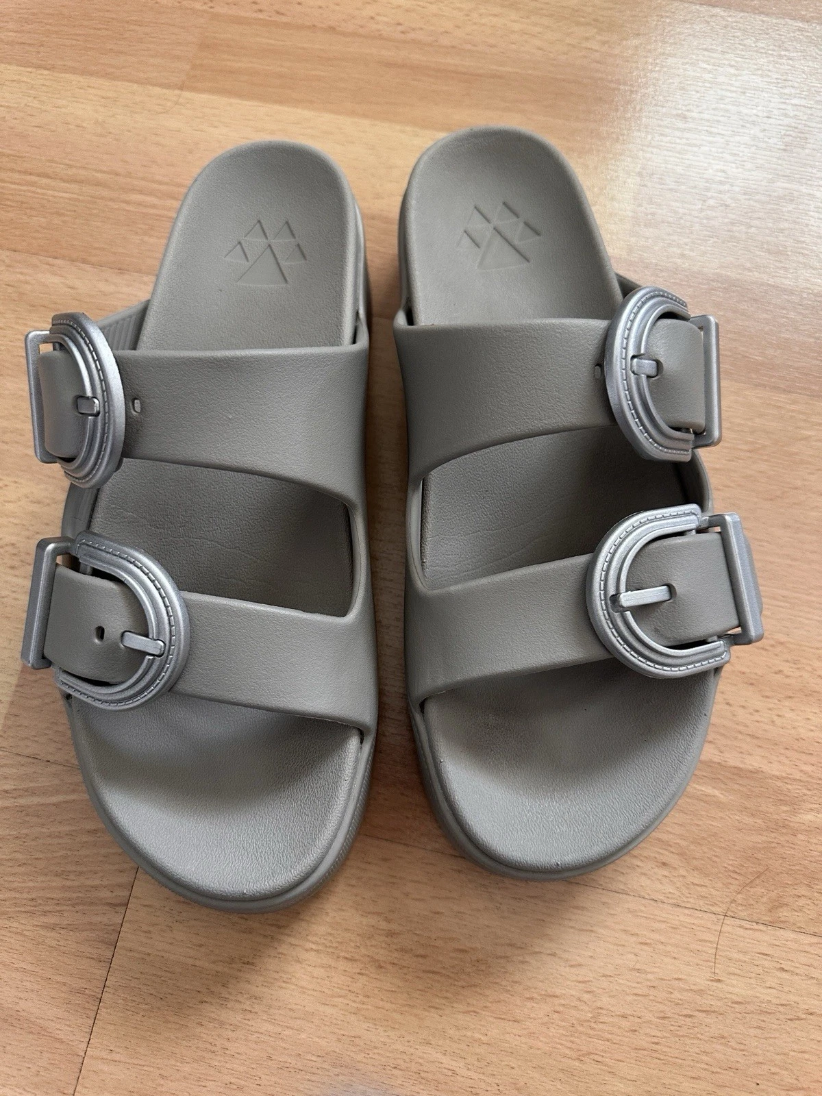 PUMA Sandalo Cougar Pepa Slide (donna) Piknik grigio tortora argento taglia 9 ~ us intime ottimeioni