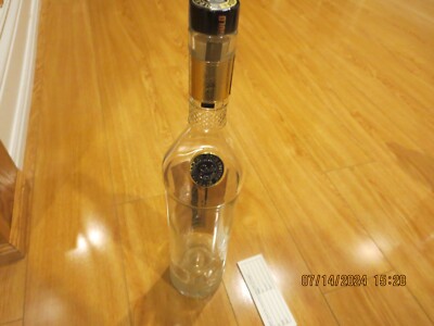 COLLECTABLE EMPTY LIQUOR BOTTLE STOLI GOLD EDITION VODKA & 2 SHOT GLASSES GOLD V