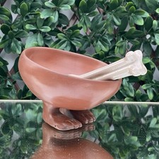 Tazón de ofrenda egipcio con estatuilla de pies humanos MMA museo réplica mortero y mortero
