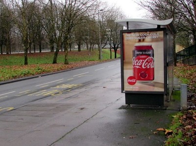 Foto 6x4 Zero Sugar Cherry Coca-Cola Werbung auf einem Malpas Road Bus Unterstand c2017