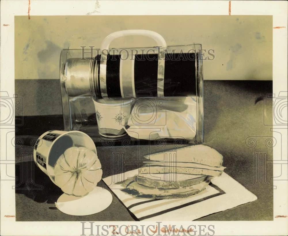 1943 Press Photo A sandwich and a hot drink in a clear lunch box - nei35563
