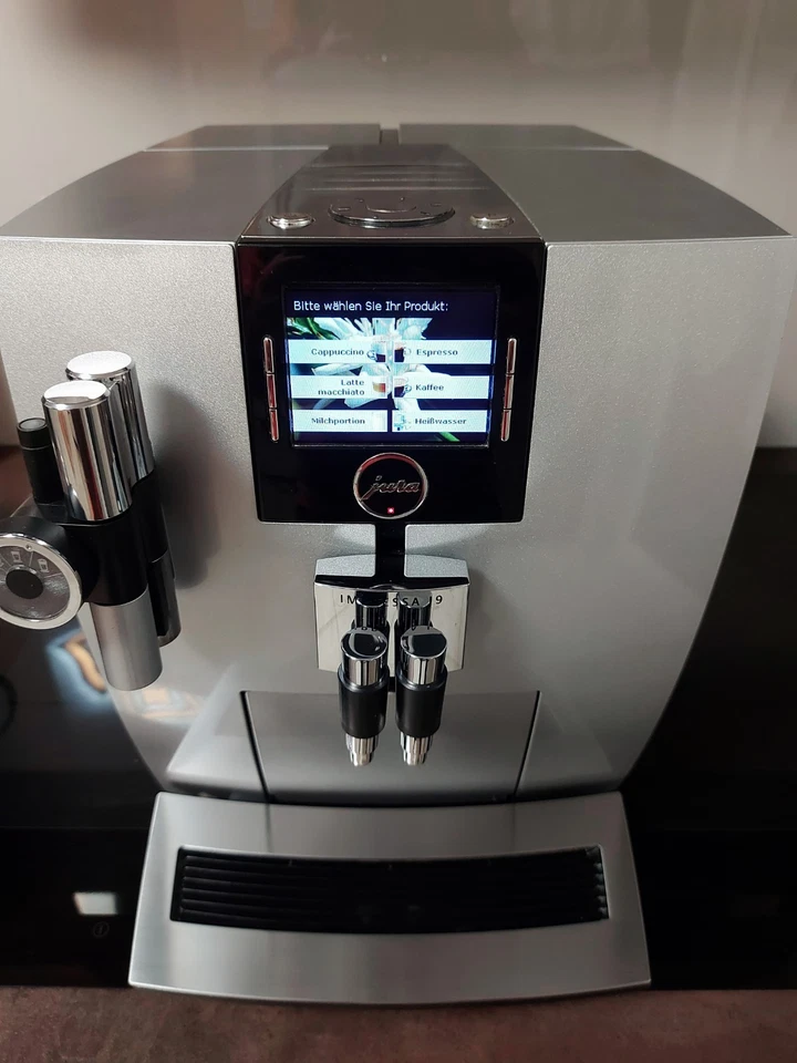 JURA IMPRESSA J9.3 One Touch 3,5 Zoll TFT Kaffeevollautomat - Brillantsilber