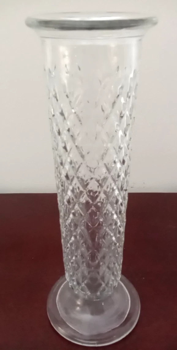 VINTAGE E. O. BRODY CO C-919 CLEAR DIAMOND PATTTERN 8 INCH BUD VASE-DECOR/HOME