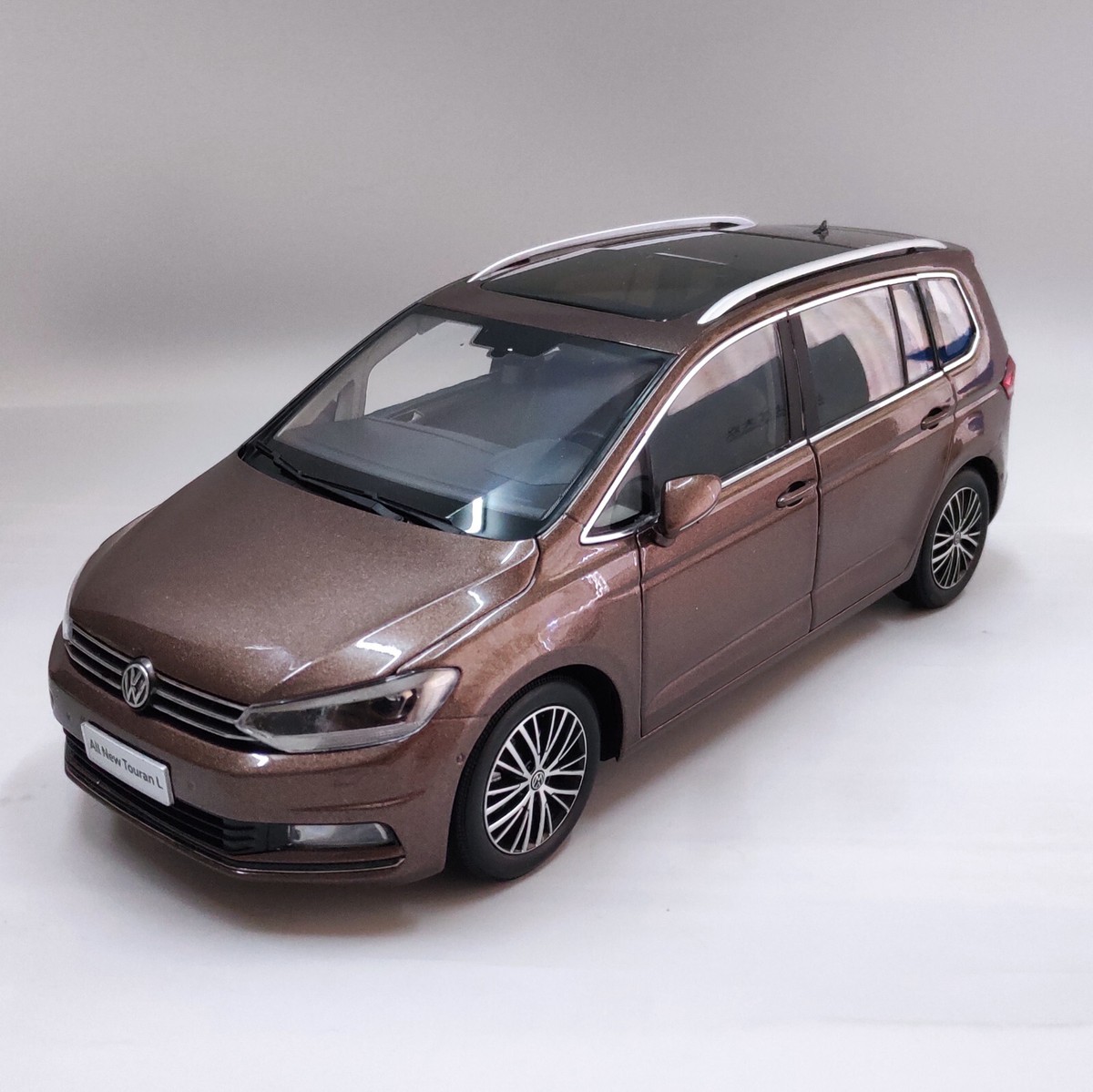 1/18 Volkswagen Touran -L 2020 Shanghai VW Dealer Diecast