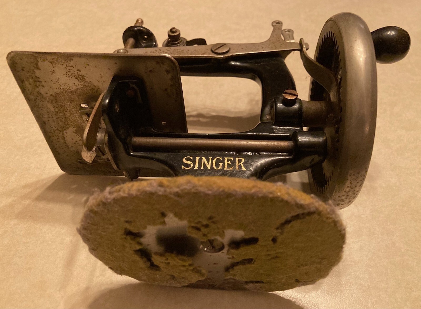 SINGER MINI SEWING MACHINE SALESMAN SAMPLE OR CHILDS TOY VINTAGE