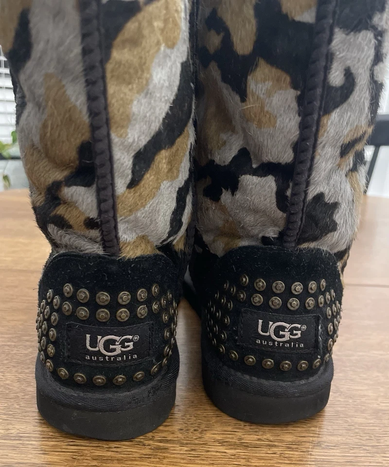 Bota para mujer Ugg Rowland camuflada pelo de becerro talla 6 tacón tachonado cuero S/N 1003389 Foto 2 de 4