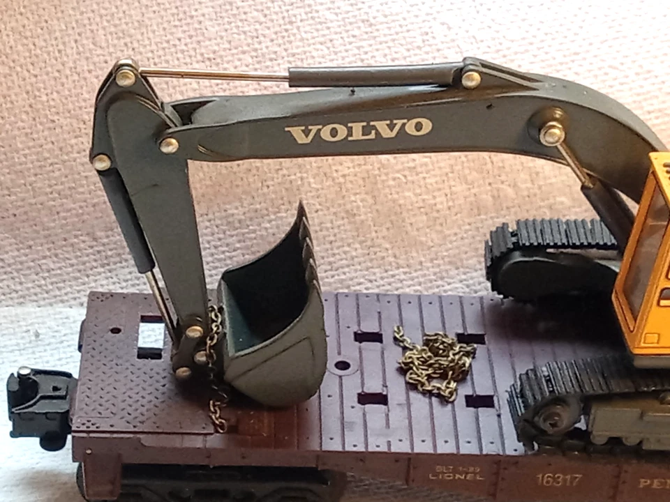 CUSTOM LOAD LIONEL TRAIN LINES PENNSYLVANIA FLATCAR SCOOP VOLVO EC280 EXCAVATOR - Image 4 of 4