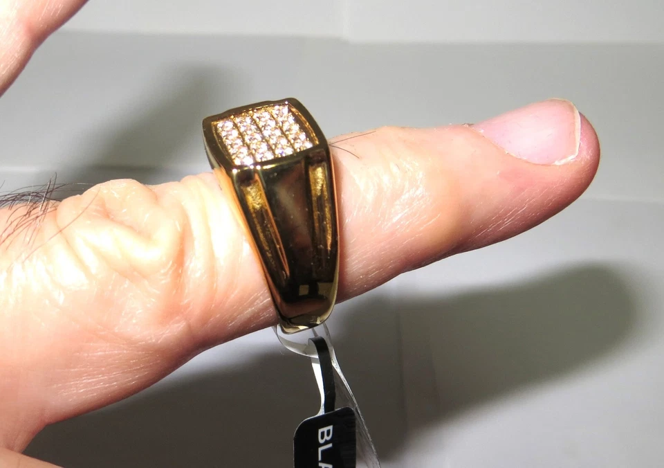 NUEVO Anillo Blackjack Para Hombre Circonita Cúbica Racimo Tono Dorado Acero Inoxidable Talla 10 Foto 4 de 4