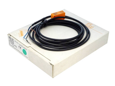 IFM IS5002 -NEW- ; Induktiver Sensor, 28x10x16mm, Schaltabstand 2mm