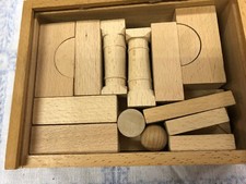 Stara budka i drewniana gra 