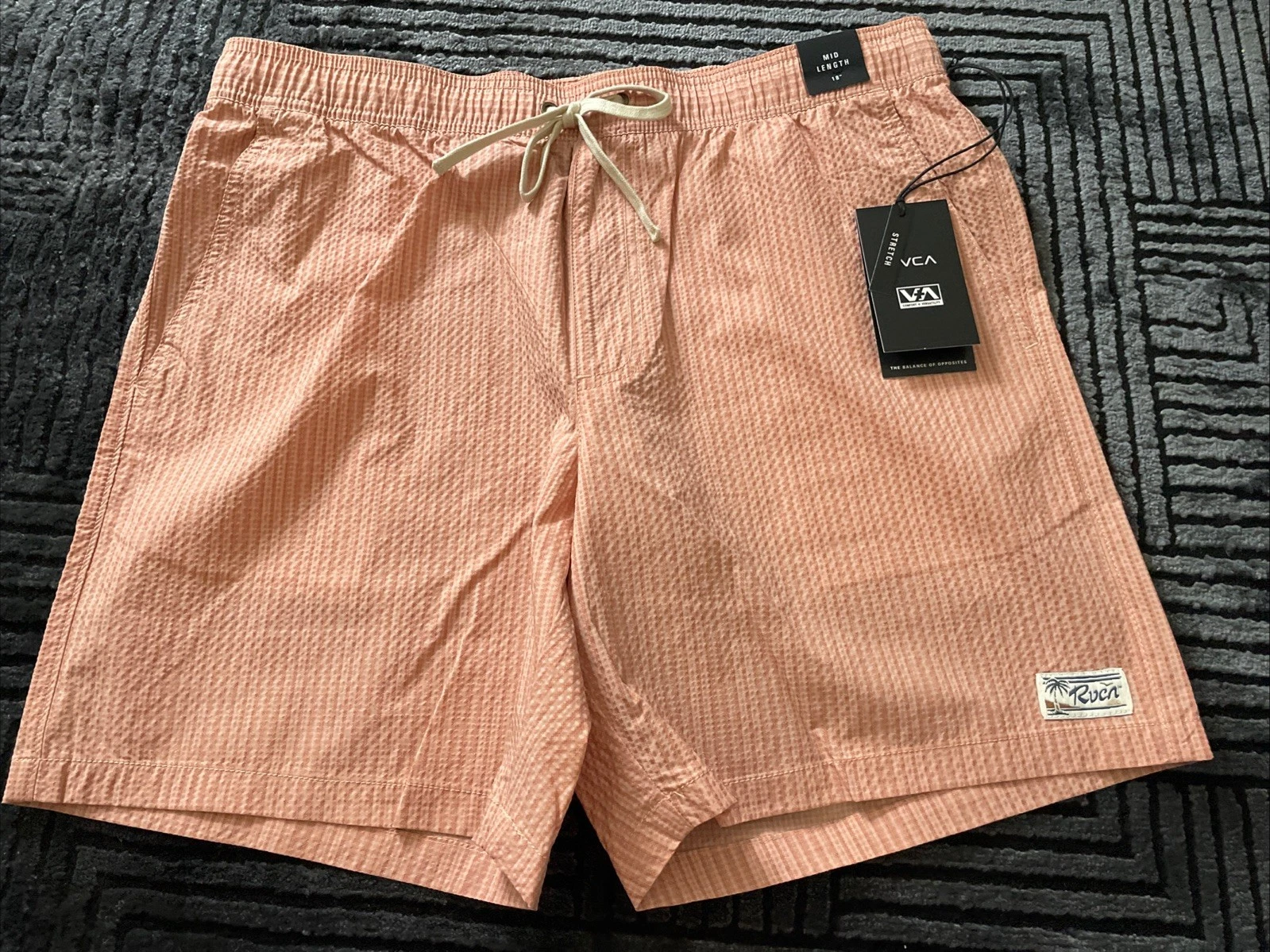 New RVCA Active Mens Hybrid Sportswear Seersucker Casual Gym Beach 2N1 Size M
