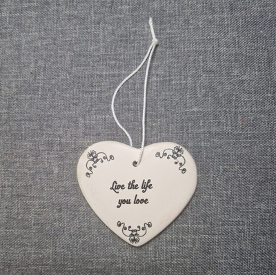 Plakette in Herzform ''Lebe das Leben, das du liebst''