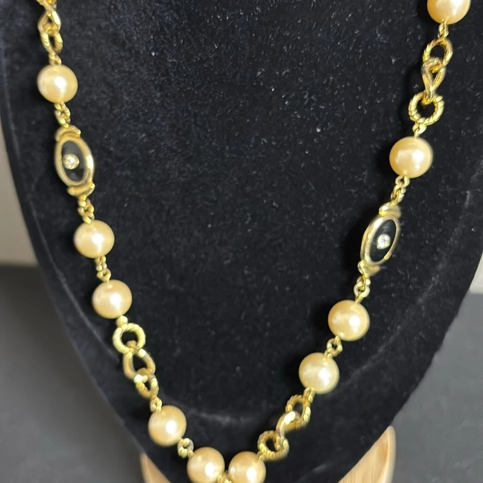 Collar Kenneth Jay Lane KJL Vintage Perla Cadena Larga Esmalte Corazón Tono Dorado Foto 3 de 4