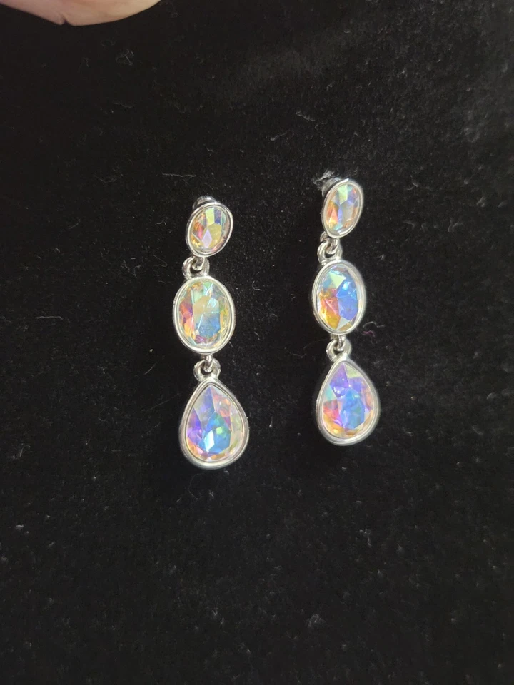 BRINCOS PENDURADOS DE CRISTAL GIVENCHY AURORA BOREALIS ASSINADO TOM PRATA - Imagem 2 de 4