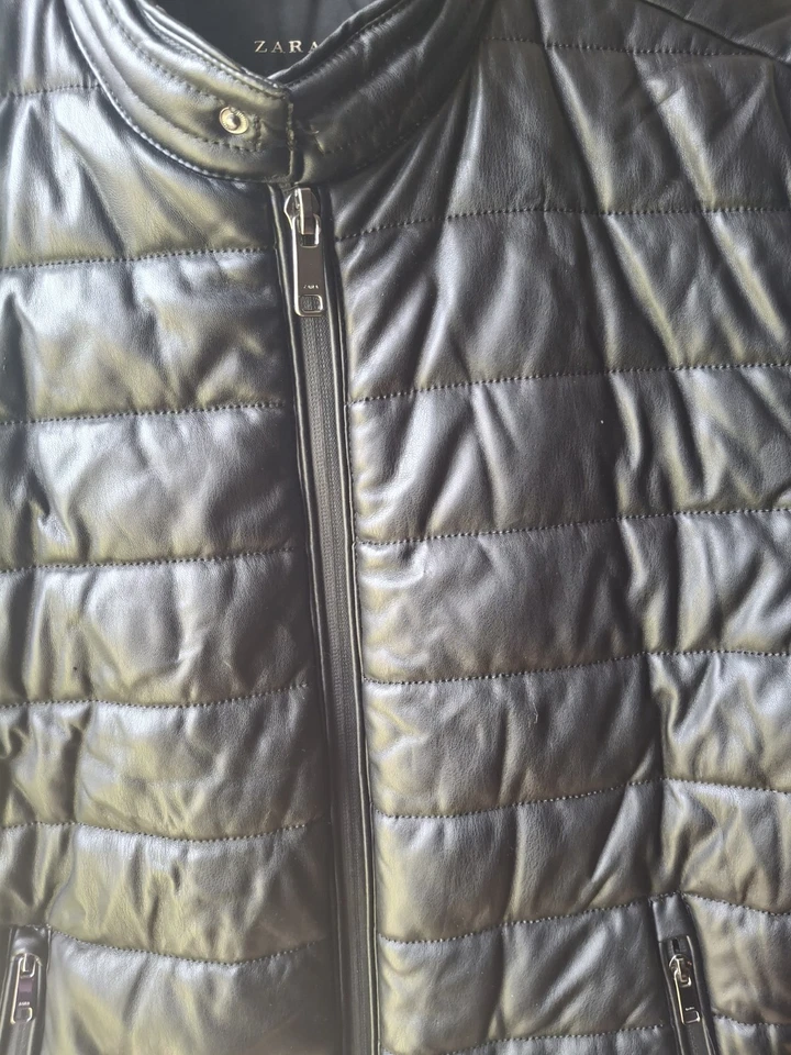 Chaqueta acolchada Zara negra de cuero sintético para hombre talla L bolsillos con cremallera Foto 2 de 4