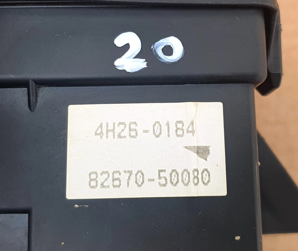 LEXUS LS430 2001-2005 MALETERO UNIÓN RELÉ CAJA FUSIBLES 82670-50080 usado Foto 2 de 4