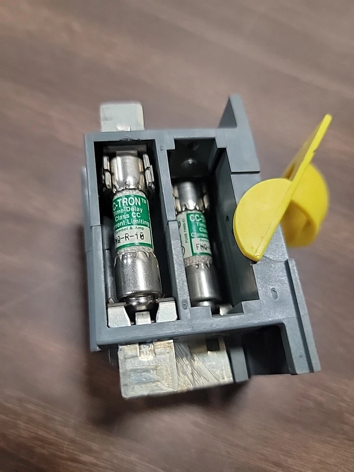 Cooper Bussmann OPM-1038R Optima Fuse Holder 30 Amp 600 V WITH FNQ-R-10 Fuses - Image 3 of 4