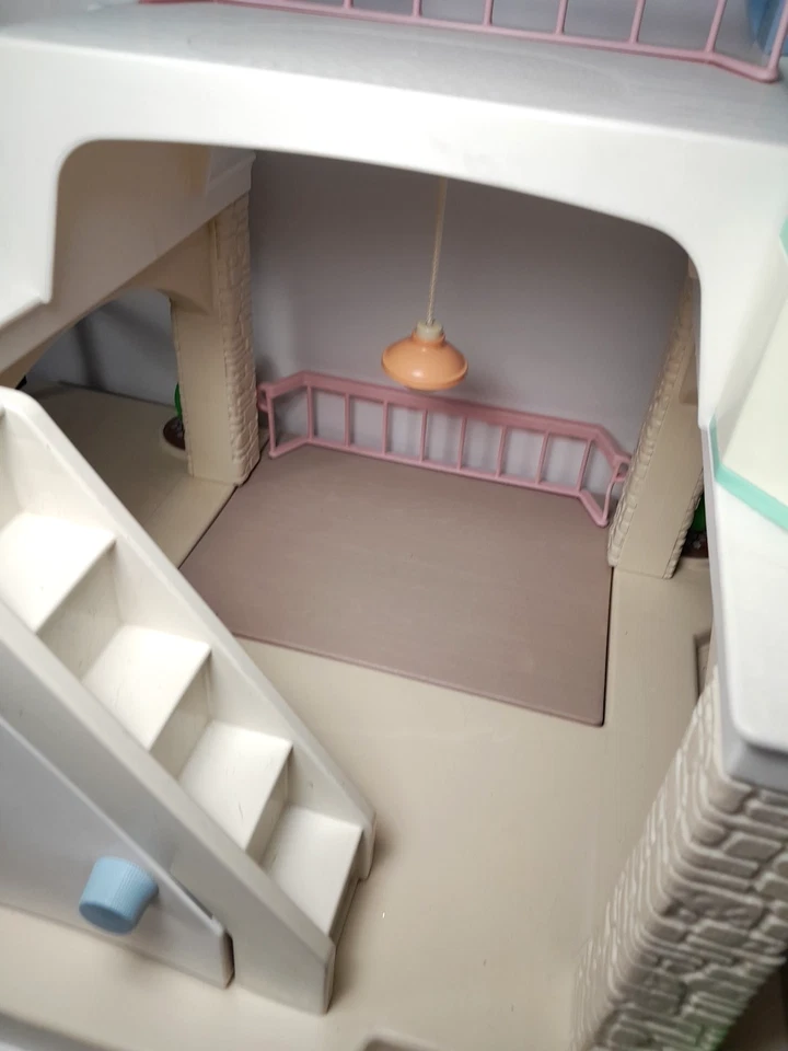 Casa de muñecas Little Tikes vintage techo azul 2 pisos con furgoneta de personas y accesorios Foto 3 de 4