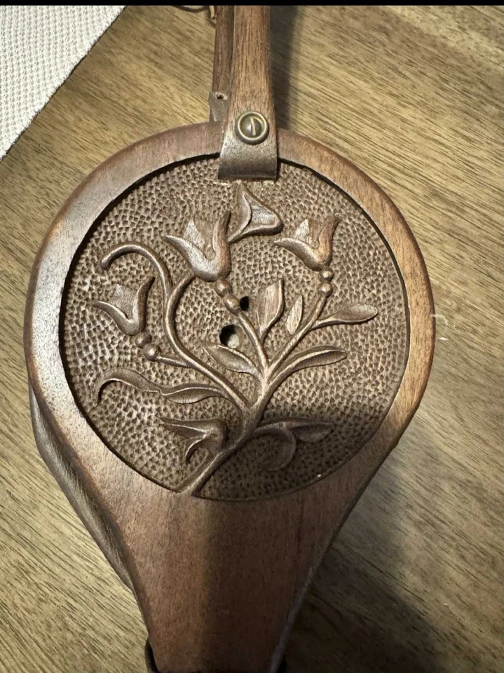 Foles antigos esculpidos à mão para lareira dos anos 1800 madeira e couro - Imagem 4 de 4