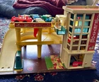 Vintage Fisher-Price Little People Parking Garage #930 w/Elevator, cars, figures