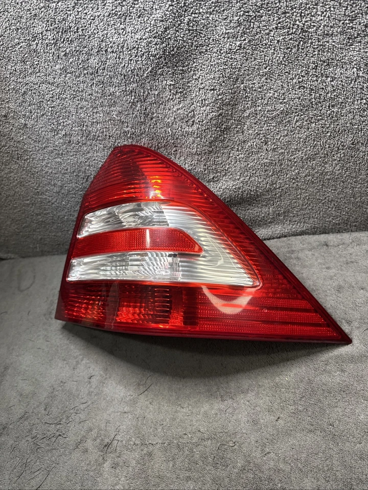 2005-2007 Mercedes-Benz C 230 W203 C-Class Right Passenger Tail Light R5748 DW - Image 3 of 4