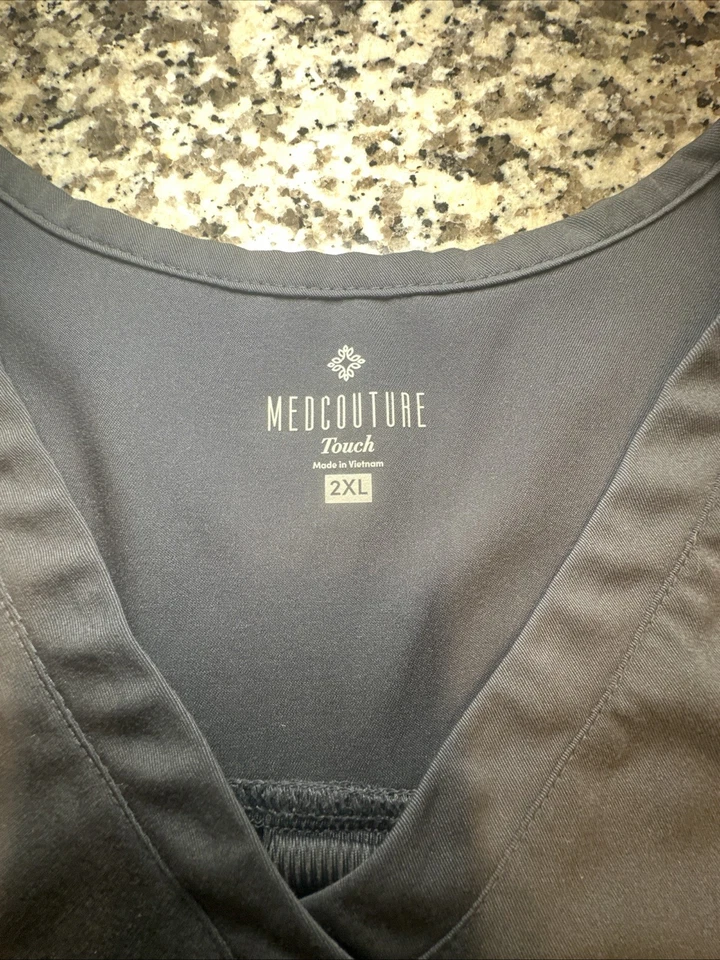 Med Couture 女式磨砂上衣,尺寸 2XL,批量 2 短袖灰色 V 领医疗 — 第 3/4 张图片