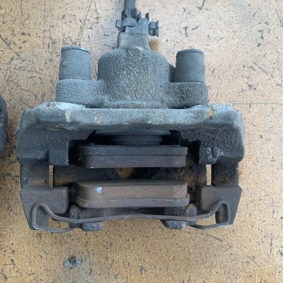 Conjunto OEM de pinças de freio a disco traseiras Volvo XC70 V70 2003–2007 esquerda e direita - Imagem 3 de 4