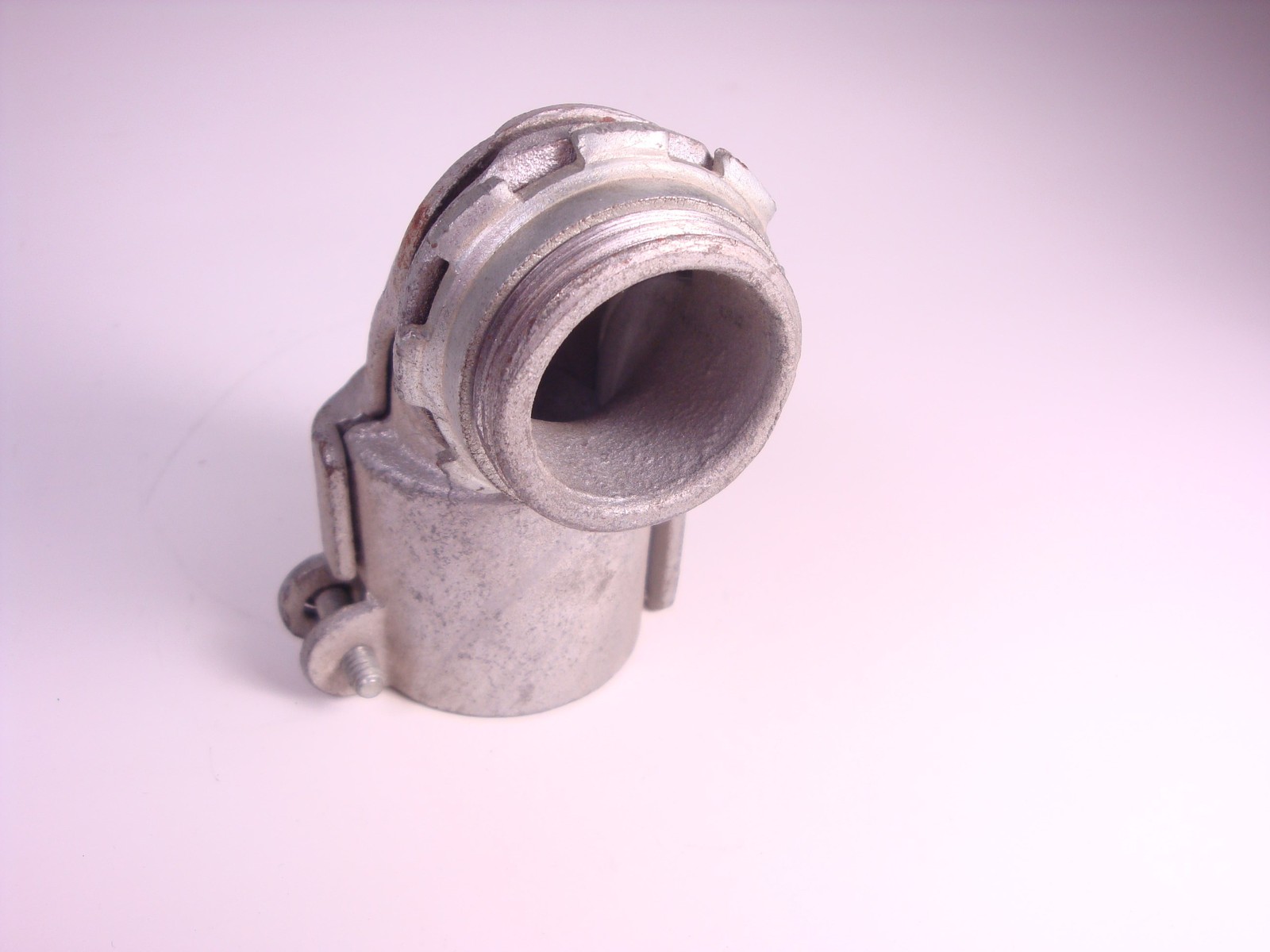 273 Thomas & Betts Armored Cable/Flexible Metal Conduit 90 Degree Elbow
