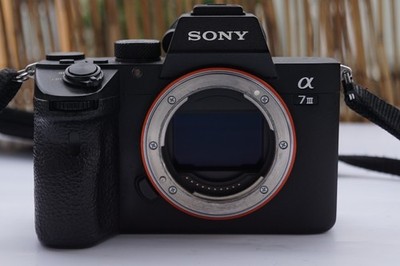 Sony Alpha 7 III ILCE-7M3 24,2MP Spiegellose Systemkamera - Schwarz (Nur...