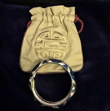 Pulsera magnética azul y dorada con bolsa de diseño