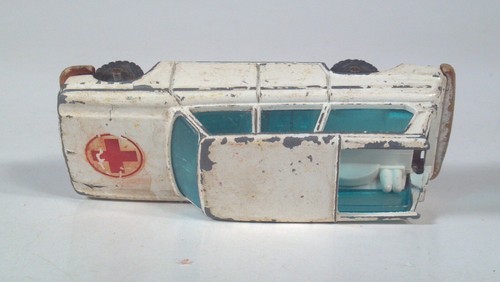 Vintage Husky Studebaker Wagonaire 3" Diecast Scale Model Ambulance - Picture 8 of 9